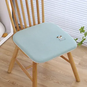 Vista dettagliata del cuscino per sedia in memory foam azzurro con ricamo di cagnolino.