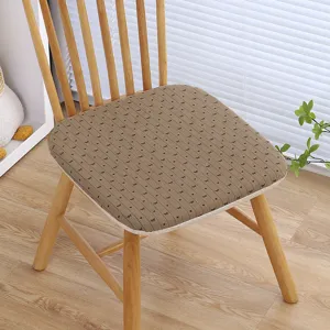 Primo piano dettagliato del comodo cuscino in memory foam con motivo discreto su sedia in legno.