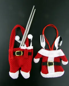 Nahaufnahme von weihnachtlichen Besteckhaltern in Anzugform auf schwarzem Hintergrund