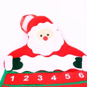 Vue détaillée d'un calendrier de l'Avent de Noël en velours doux avec motif Père Noël