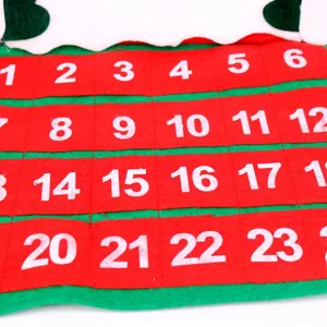 Gros plan du calendrier de l'avent de Noël en feutre rouge et vert avec chiffres 1-24