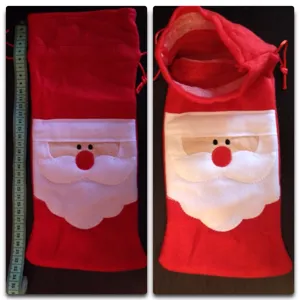 Detalle de la bolsa de vino de fieltro Papá Noel con cordón para decoraciones navideñas
