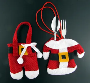 Detail von Weihnachtsmann-Jacke und -Hose Besteckhaltern für festliche Tischdeko