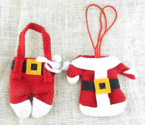 Detailansicht der Mini-Weihnachtsmann-Besteckhalter auf Sackleinen-Hintergrund
