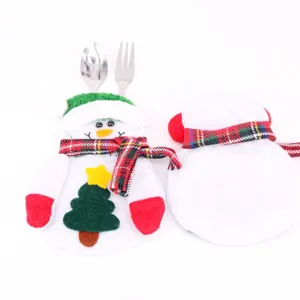 Detailansicht der Weihnachts-Schneemann-Bestecktasche mit kariertem Schal und Baum