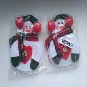 Detailansicht von zwei Weihnachts-Schneemann-Besteckhaltern in Plastikverpackung