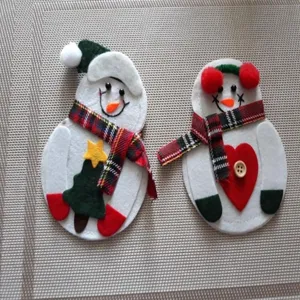 Detailansicht von handgefertigten Weihnachtsschneemann-Besteckhaltern aus Filz für Tische