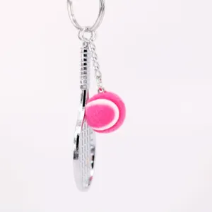 Llavero mini raqueta de tenis de metal de alta calidad con una pelota de tenis rosa muy suave