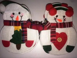 Detaillierte Ansicht von zwei festlichen Schneemann-Besteckhaltern aus Filz für Weihnachten