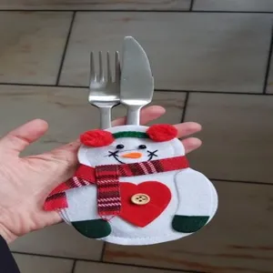 Festlicher Schneemann Weihnachts-Besteckhalter aus Filz mit rotem Schal und Herz-Detail
