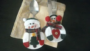 Zwei festliche Schneemann Bestecktaschen Set für die Weihnachtsdekoration am Tisch