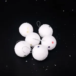 Vista detallada de seis bolas de nieve de Navidad de espuma blanca con estrellas brillantes