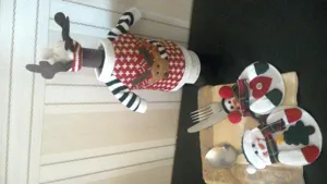 Detailansicht von Weihnachts-Schneemann-Besteckhaltern und Rentier-Weinflaschenhüllen-Set