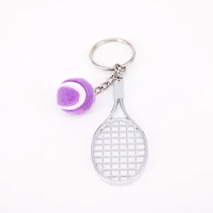 Llavero creativo con mini raqueta de tenis y pelota púrpura para entusiastas