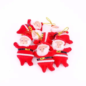 Gruppo di piccoli ornamenti di Babbo Natale in peluche rosso per l'albero di Natale