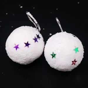 Bolas de nieve de Navidad de espuma blanca con estrellas brillantes y lazos plateados