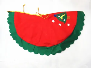 Close-up of a 60cm festive Christmas tree skirt with wavy green trim and star applique