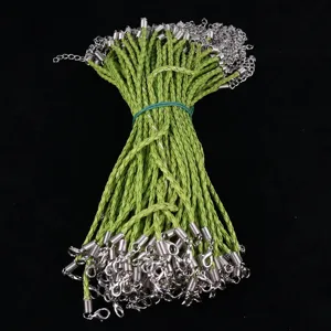 Detail van 3 mm groen gevlochten PU-leren koord met zilveren karabijnsluiting en verlengketting