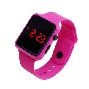 Vista de detalle de reloj digital LED cuadrado rosa con pantalla roja