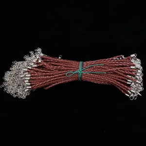 Detail van 3mm bruine gevlochten PU-lederen koorden met zilveren karabijnsluitingen.