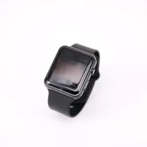 Primer plano de un elegante reloj digital LED negro de esfera cuadrada y silicona.