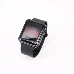 Reloj digital LED cuadrado negro con cómoda correa de silicona sobre fondo blanco puro