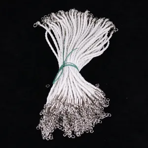 Detailweergave van een bundel witte 3mm gevlochten PU-leren koorden met zilveren sluitingen.