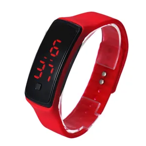Nahaufnahme einer leuchtend roten LED-Digitaluhr für Sportler mit einer hellen roten Anzeige
