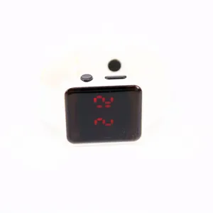 Vista de detalle de un reloj electrónico LED cuadrado blanco con pantalla digital roja