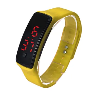 Nahaufnahme einer gelben Sport-LED-Digitaluhr mit roter Anzeige und Silikonarmband.