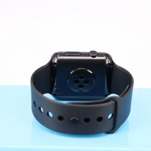 Vista trasera de un reloj digital LED cuadrado negro con correa de silicona flexible.