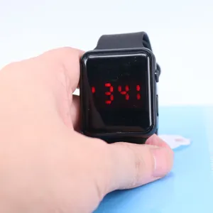 Primer plano del reloj digital LED cuadrado negro con pantalla de hora roja