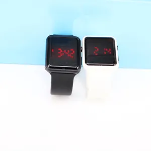 Detalle de modernos relojes digitales LED cuadrados en colores blanco y negro