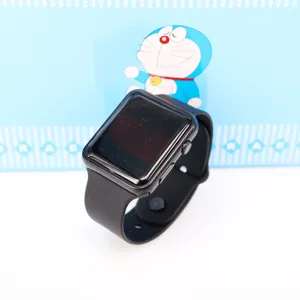 Detalle de primer plano de un reloj digital LED cuadrado negro con correa de silicona