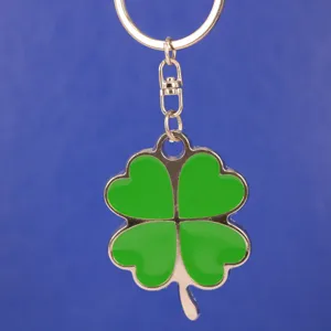 Dettaglio di un portachiavi a quadrifoglio con smalto verde vibrante e lega in argento.