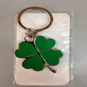 Portachiavi con quadrifoglio verde in confezione di plastica trasparente e cartoncino