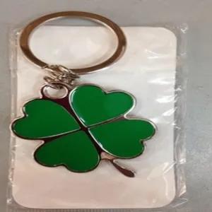Dettaglio del portachiavi portafortuna a quattro foglie verde in confezione protettiva