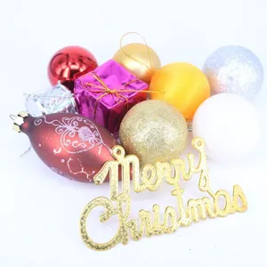 Detaillierte Makroansicht eines goldenen Merry Christmas-Schildes mit bunten Ornamenten.