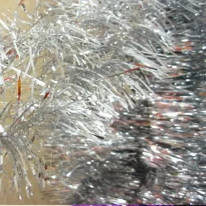 Gros plan détaillé de guirlande de Noël argentée pour des décors festifs