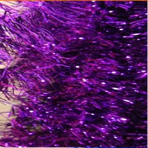 Détail macro montrant la texture métallique d'une guirlande de fête en clinquant violet
