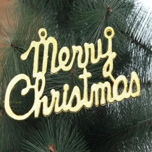 Detailaufnahme eines goldenen Glitzer-Merry-Christmas-Schildes an einem Baum
