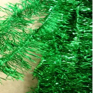 Détail en gros plan d'une guirlande de clinquant vert brillant pour décorations festives de Noël