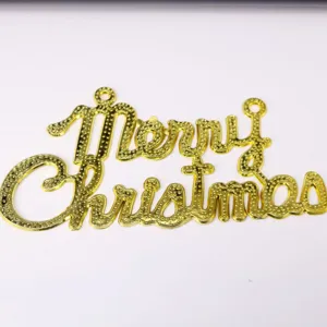Goldener Merry Christmas Schriftzug mit gepunkteter Textur auf weißem Hintergrund