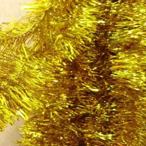 Gros plan de la texture de la guirlande de Noël dorée scintillante