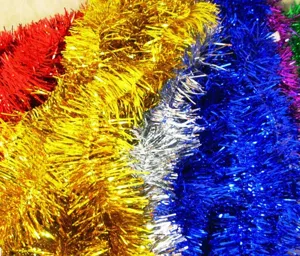 Vue détaillée de guirlandes de Noël métalliques colorées pour décorations de fête festive