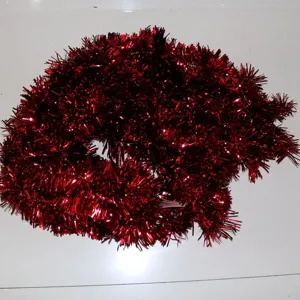 Guirlande de fête rouge brillante, parfaite pour Noël et la décoration de célébration