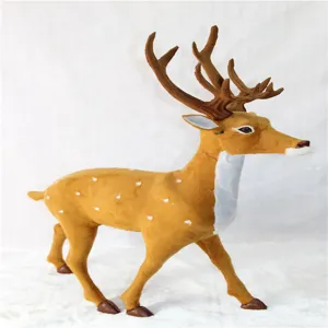 Vista lateral de una figura decorativa de ciervo sika de peluche para adornos navideños