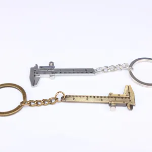 Vista detallada de los llaveros mini calibre vernier en plata y bronce metalizado