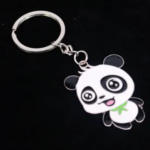 Gedetailleerde close-up van een schattige panda-emaille metalen sleutelhanger met ring