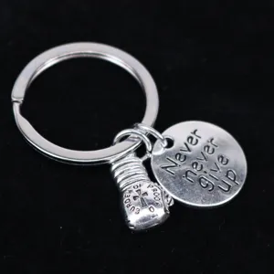 Detail van zilveren bokshandschoen sleutelhanger met gegraveerde Never never give up